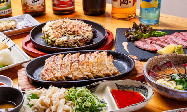 博多一口餃子と関西風お好み焼きが自慢「餃子屋 まるに 春日東口別館」オープン！