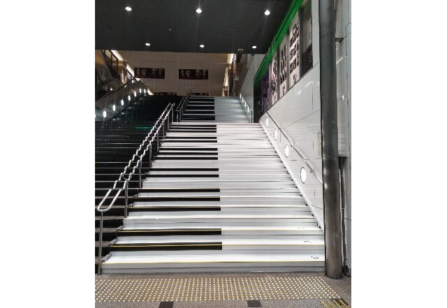 Hello Kitty Meets Nishitetsu　天神に「巨大階段ピアノ」が出現