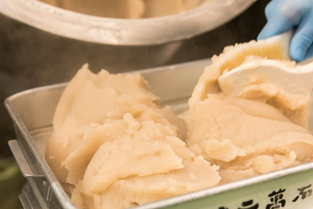 皮がパリッとはじけてジュワ～ッと滴る濃厚な果汁 - 如水庵の「ぶどう大福」販売開始へ