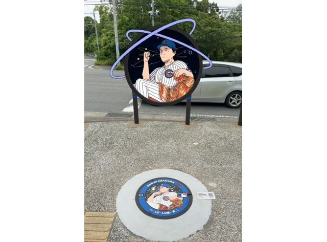 JR小倉駅階段 -「投げる哲学者」今永昇太選手のデザインマンホールカバーが登場