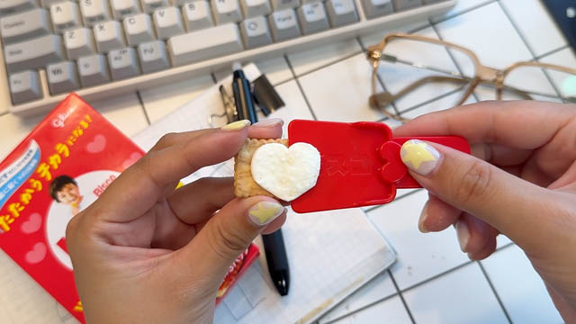 8月8日「ビスコの日」に向けて、笑顔をつなぐハート型のクリームの「ビスコ」限定発売