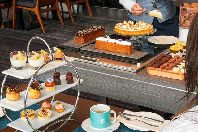 ヒルトン福岡シーホーク - ホテル最上階で愉しむ「天空のアフタヌーンティー」好きなスイーツが好きなだけ選べるスイーツのワゴンサービスが新登場