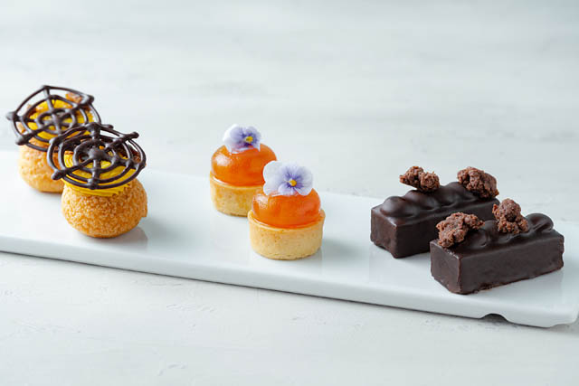 ヒルトン福岡シーホーク - ホテル最上階で愉しむ「天空のアフタヌーンティー」好きなスイーツが好きなだけ選べるスイーツのワゴンサービスが新登場