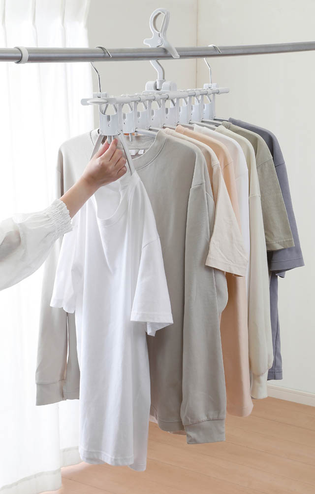 コメリ - 省スペースで干せて一度にまとめて取り込みできる「ワンタッチ取り込み 楽々8連ハンガー」デビュー