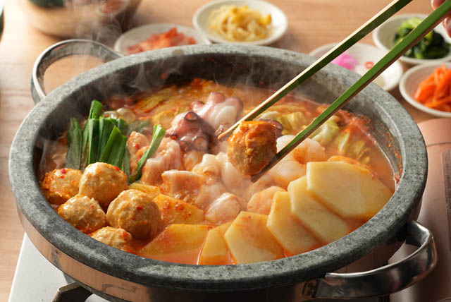 若手社員が「行きたい店」をプロデュース - 博多華味鳥が新感覚もつ鍋専門店を今泉にオープン