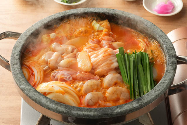 若手社員が「行きたい店」をプロデュース - 博多華味鳥が新感覚もつ鍋専門店を今泉にオープン