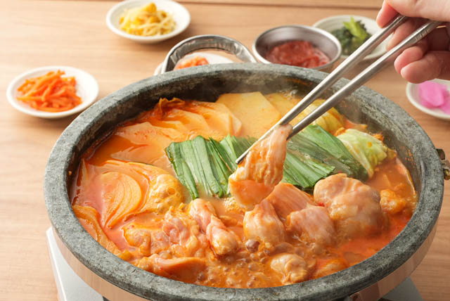 若手社員が「行きたい店」をプロデュース - 博多華味鳥が新感覚もつ鍋専門店を今泉にオープン