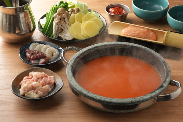 若手社員が「行きたい店」をプロデュース - 博多華味鳥が新感覚もつ鍋専門店を今泉にオープン