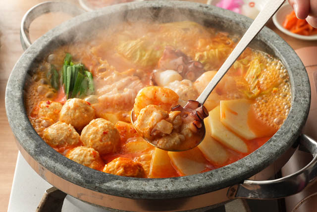 若手社員が「行きたい店」をプロデュース - 博多華味鳥が新感覚もつ鍋専門店を今泉にオープン