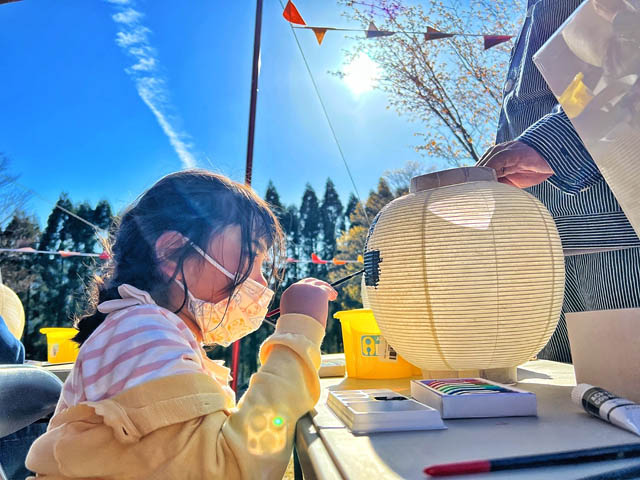 大小約50灯の八女提灯がワンビルに登場！妖怪やワンビルオリジナル提灯が出迎え