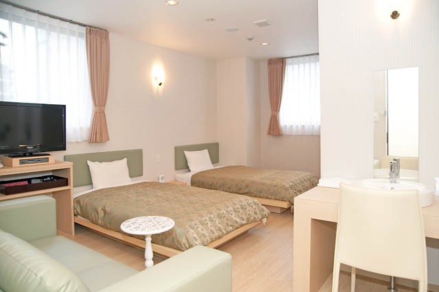 旅のスタイルで選べる客室・キャビンに、癒しの露天風呂&マンガライブラリー「クインテッサホテル福岡渡辺通 Comic&Books」今秋開業決定