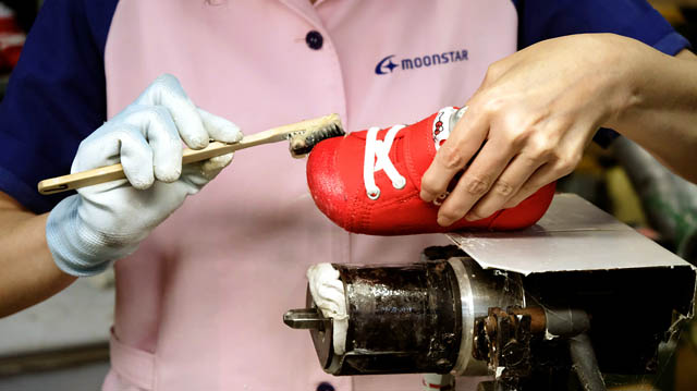 久留米市のムーンスター MOONSTAR Carrot®40周年モデル第2弾「ハローキティ×Carrotの国産子ども靴」新発売へ