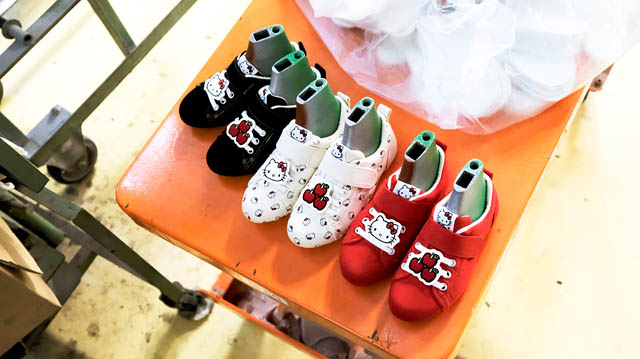 久留米市のムーンスター MOONSTAR Carrot®40周年モデル第2弾「ハローキティ×Carrotの国産子ども靴」新発売へ