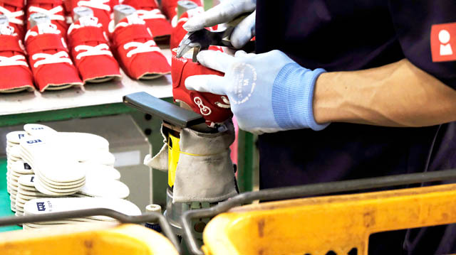 久留米市のムーンスター MOONSTAR Carrot®40周年モデル第2弾「ハローキティ×Carrotの国産子ども靴」新発売へ