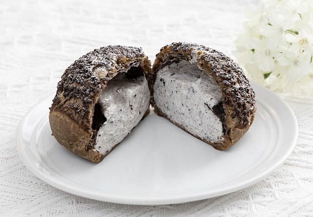 シュー生地のザクザク食感×ココアクッキー入りバニラクリーム「クッキークリームシュー」全国のセブンに登場