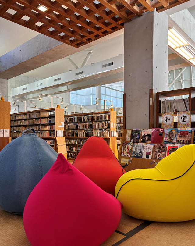 直方市 - 直方市立図書館に“快適すぎて動けなくなる魔法のソファ”Yogiboを設置