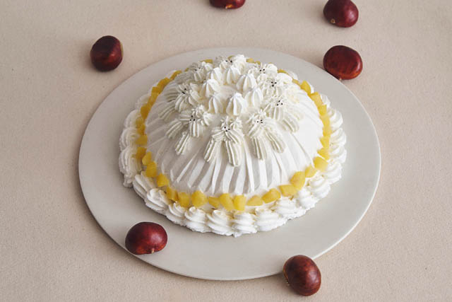 カフェ＆ブックス ビブリオテーク - キュートな姿のふんわり真っ白な秋スイーツ「和栗のマロンシャンティ」新登場