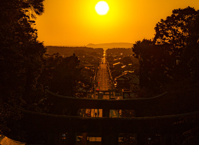 神社と相島が光で一直線に結ばれる「宮地嶽神社 光の道 夕陽のまつり」