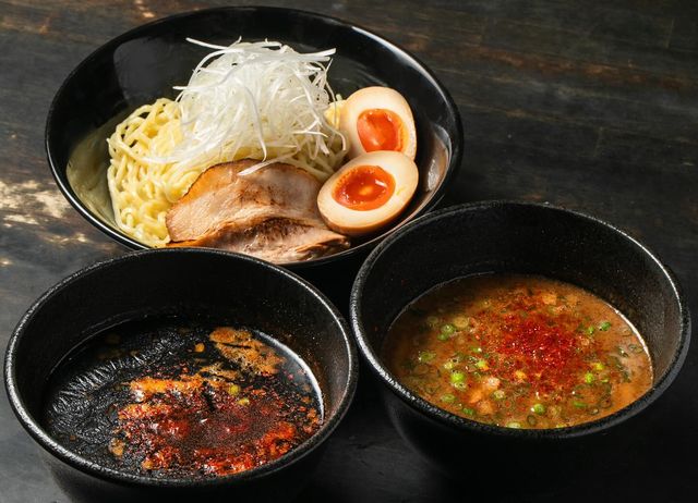 食べ応えのある極太麺と芳醇な魚介豚骨スープ！石田一龍監修「つけ麺新龍 湯川店」オープン