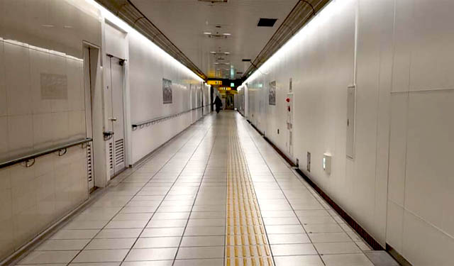 アビスパ福岡「地下鉄 福岡空港駅 3番出口通路」にアビスパ福岡メモリアル装飾