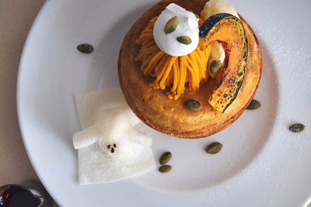 キュートなおばけとひんやりアイスがかくれんぼ！ビブリオテーク -「旬の味わいを重ねた季節のパンケーキ」月替わりで登場