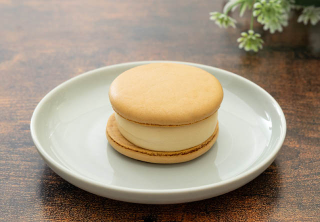 ビターキャラメルアイス×とろける生キャラメルソース「セブンプレミアム　マカロンアイスキャラメル」数量限定登場