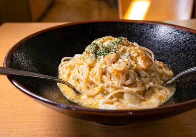 福岡の名店「らるきい」の"ぺぺたま"が中村学園女子の食堂に登場 - 卒業生シェフが母校の食堂で腕をふるう