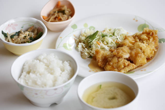 福岡の名店「らるきい」の"ぺぺたま"が中村学園女子の食堂に登場 - 卒業生シェフが母校の食堂で腕をふるう