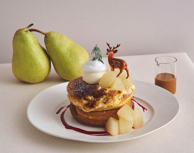 洋なし香るブリュレパンケーキで、冬のはじまりにクリスマスの気配を