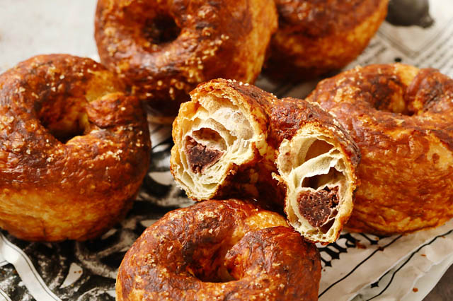 ハートブレッドアンティーク - プレッツェル特有のサクサク感＆クロワッサンならではのしっとり食感がクセになるハイブリッドパン新登場