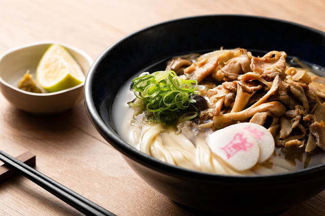 資さんうどん「きのこかしわ汁フェア」開催 - 進化系かしわ汁うどん として復刻