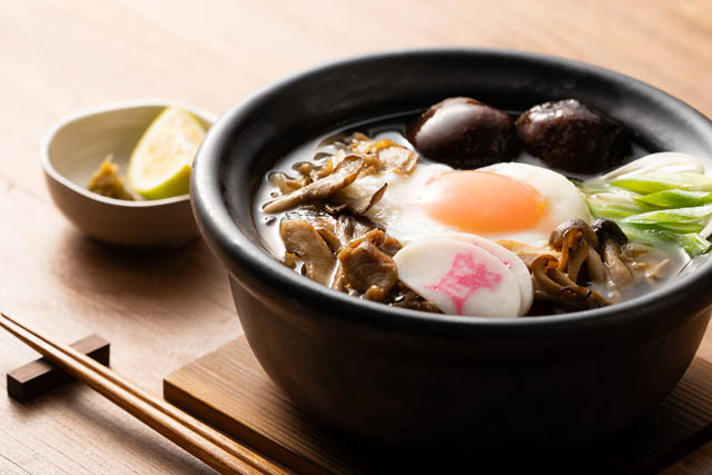 資さんうどん「きのこかしわ汁フェア」開催 - 進化系かしわ汁うどん として復刻