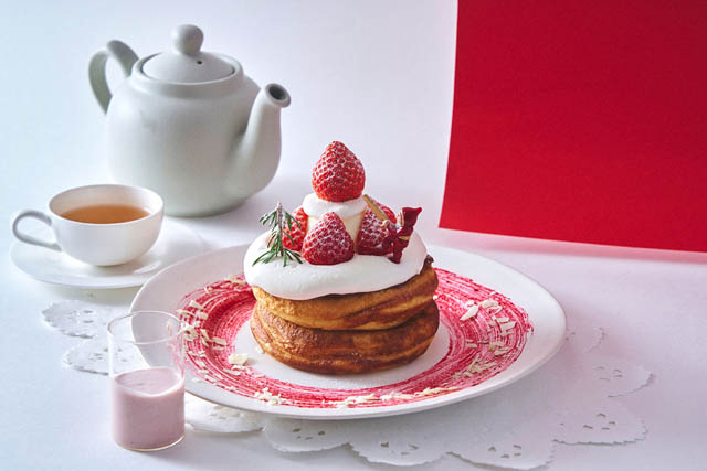 ホールケーキをひとりじめ「ビブリオテークのクリスマスフェア」ショートケーキ風に仕立てたエアリーチーズクリームパンケーキ＆生モンブランが登場