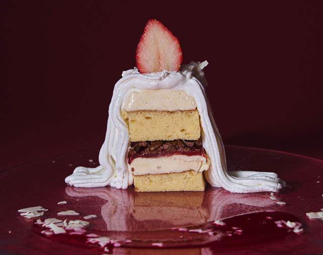 ホールケーキをひとりじめ「ビブリオテークのクリスマスフェア」ショートケーキ風に仕立てたエアリーチーズクリームパンケーキ＆生モンブランが登場