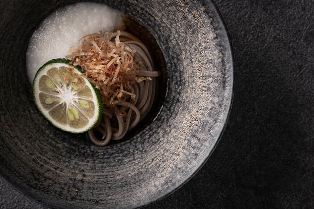 芸術作品を一皿に映しこんだ「浮世絵を味わう」美食体験 - 高宮庭園茶寮「秋の宵」開催