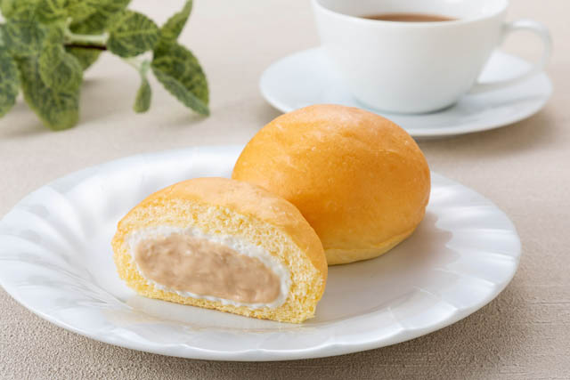 ファミリーマート限定 - 八天堂「冷やして食べる とろけるくりーむパン ミルクティー」販売開始