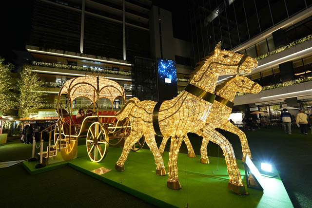 明日開幕！煌びやかな光に包まれる「クリスマスゲートパーク in 福岡大名ガーデンシティ」初日は点灯式も