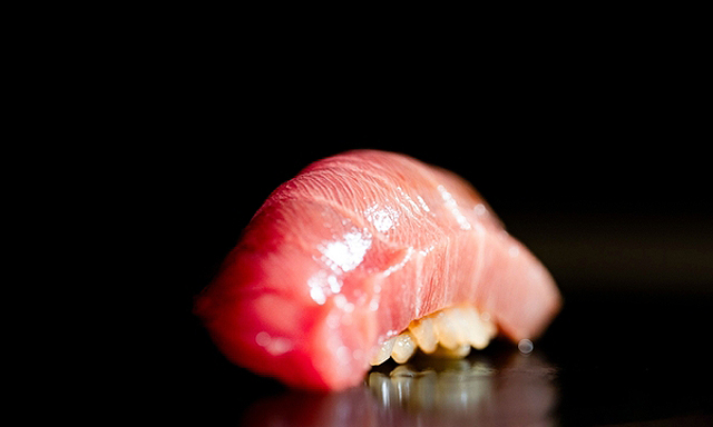 九州の鮮魚と職人技が紡ぎ出す素材を活かした一貫を堪能「鮨 一徳」移転オープン