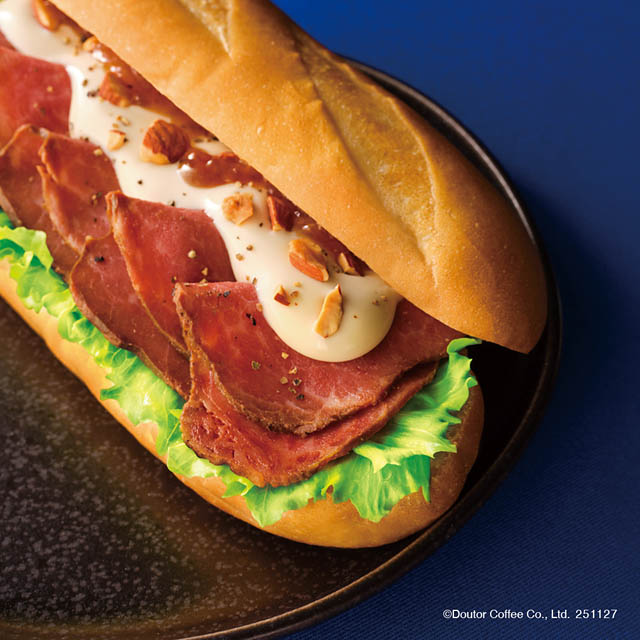 ドトール「トリュフ香る ミラノサンド 炭火焼きローストビーフ」3種「抹茶キャラメルラテ」「ナッツ香るダブルチョコレートケーキ」冬のおすすめメニュー新発売