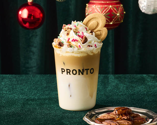 プロント - Pラテ「アイスメープルピーカンナッツラテ」などホリデー気分を盛り上げる冬季限定ドリンク3品が新登場
