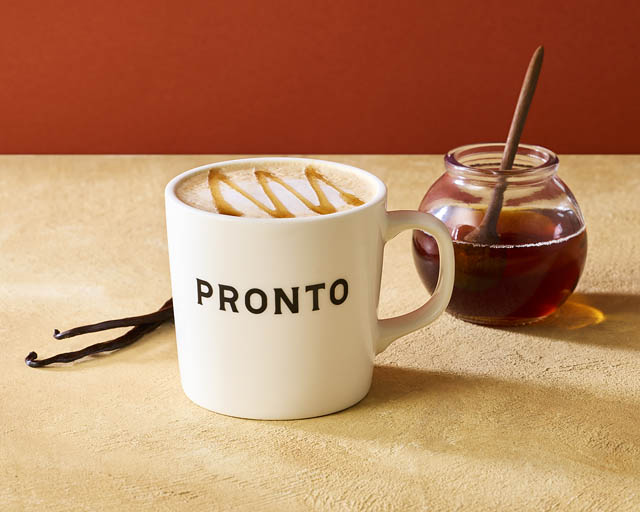 プロント - Pラテ「アイスメープルピーカンナッツラテ」などホリデー気分を盛り上げる冬季限定ドリンク3品が新登場