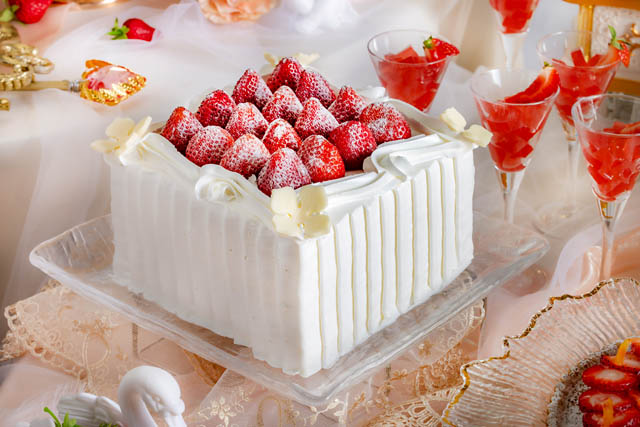 ヒルトン福岡シーホーク - いちごのスイーツビュッフェ「Strawberry Heaven～いちごに恋した天使の耽美～」今冬開催