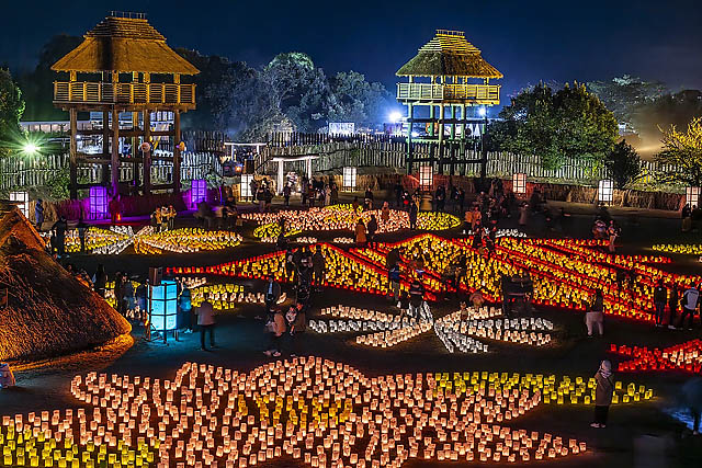 夜の吉野ヶ里を照らし出す光と炎の祭典ライトアップイベント「吉野ヶ里 光の響」開催