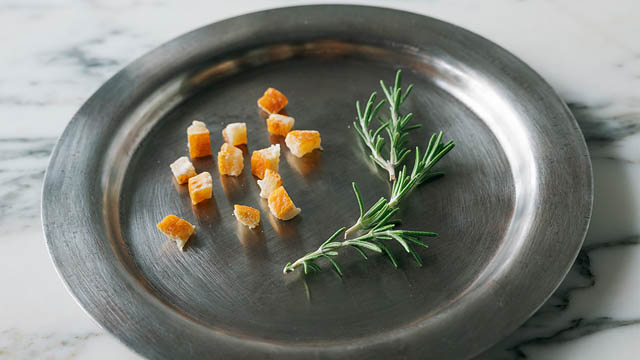 仕上げには、ふんわりとなめらかな抹茶ピスタチオのエスプーマとピスタチオをあしらい、シルバーのアラザンを合わせて、まるで雪が積もったクリスマスツリーのような佇まいに。街がホリデーの灯りに包まれはじめるこの季節に、手に取るだけで気分が華やぐ、冬のご褒美のような一杯