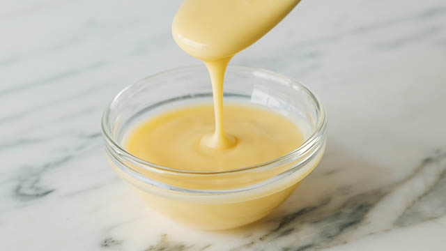 仕上げには、ふんわりとなめらかな抹茶ピスタチオのエスプーマとピスタチオをあしらい、シルバーのアラザンを合わせて、まるで雪が積もったクリスマスツリーのような佇まいに。街がホリデーの灯りに包まれはじめるこの季節に、手に取るだけで気分が華やぐ、冬のご褒美のような一杯