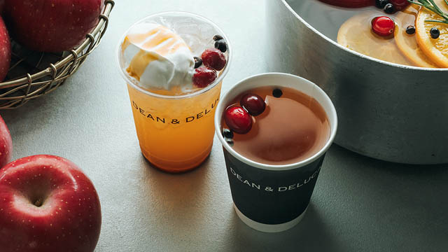 仕上げには、ふんわりとなめらかな抹茶ピスタチオのエスプーマとピスタチオをあしらい、シルバーのアラザンを合わせて、まるで雪が積もったクリスマスツリーのような佇まいに。街がホリデーの灯りに包まれはじめるこの季節に、手に取るだけで気分が華やぐ、冬のご褒美のような一杯