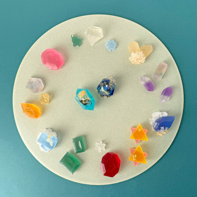 福岡市のハラペコラボ - 灯りを楽しむ鉱物キャンドル入り商品や宝石タルト「クリスマスギフト2025」登場