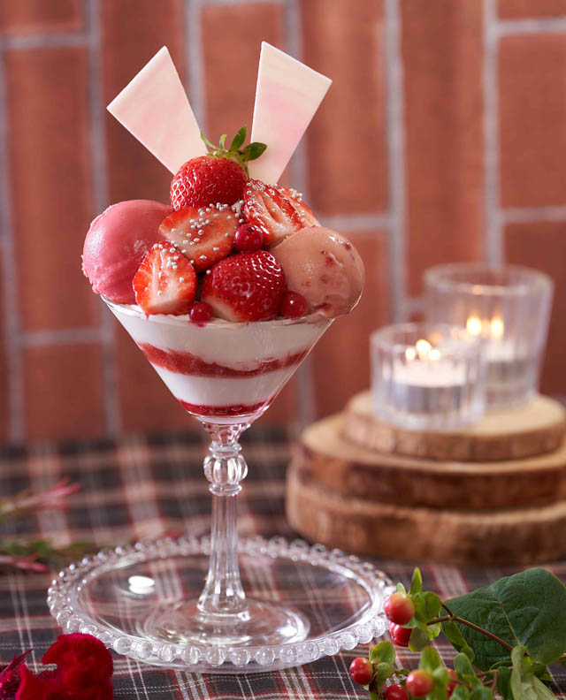 南国フルーツ キャンベル・アーリー 福岡県産のブランドいちごを使用した「あまおうのクリスマスパフェ」期間限定登場