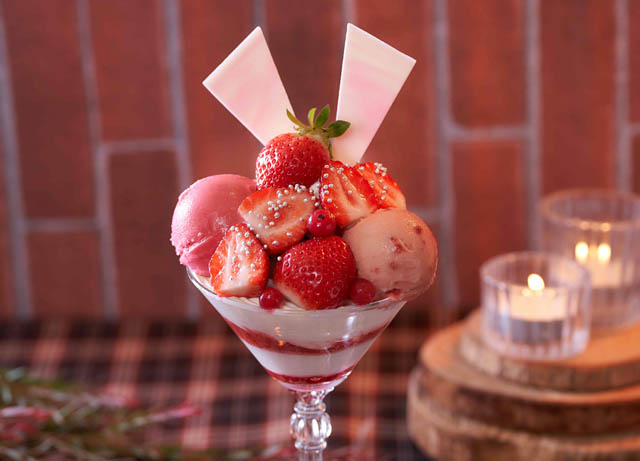 南国フルーツ キャンベル・アーリー 福岡県産のブランドいちごを使用した「あまおうのクリスマスパフェ」期間限定登場