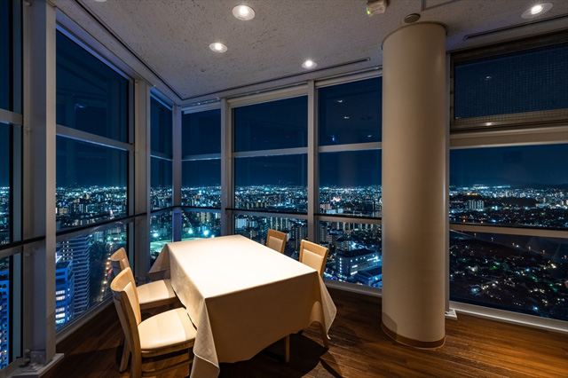 福岡タワー 展望レストランCafeで「天空のXmasペアディナー2025」開催！